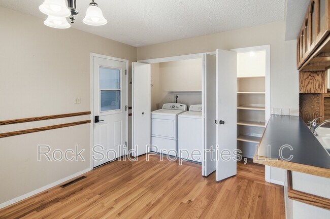 Building Photo - 5416 Meadowbrook Dr