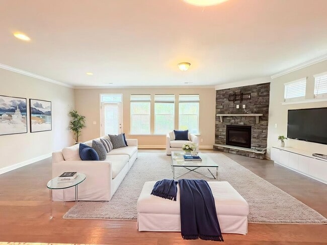 Building Photo - 713 Newlyn Dr