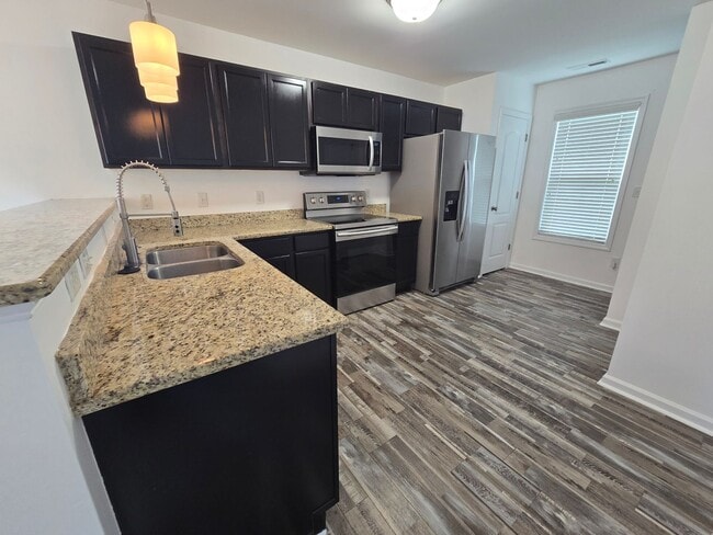 Building Photo - NEW LISTING!!!!!