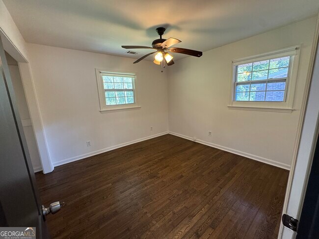 Building Photo - 995 Fleetwood Cir SW
