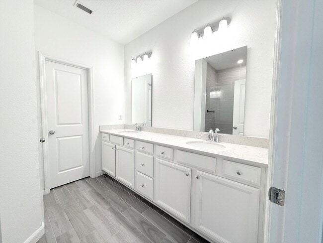 Building Photo - Like New Home In Highland Chase