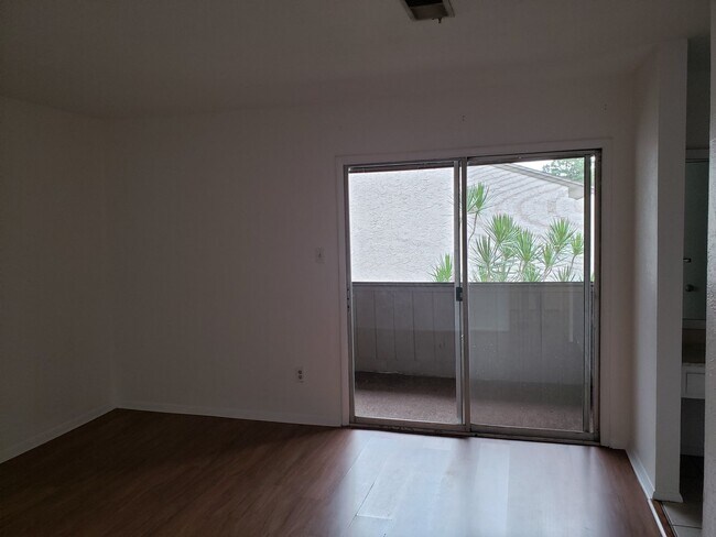 Building Photo - 2 Bedroom 2.5 Bath Townhouse with covered parking