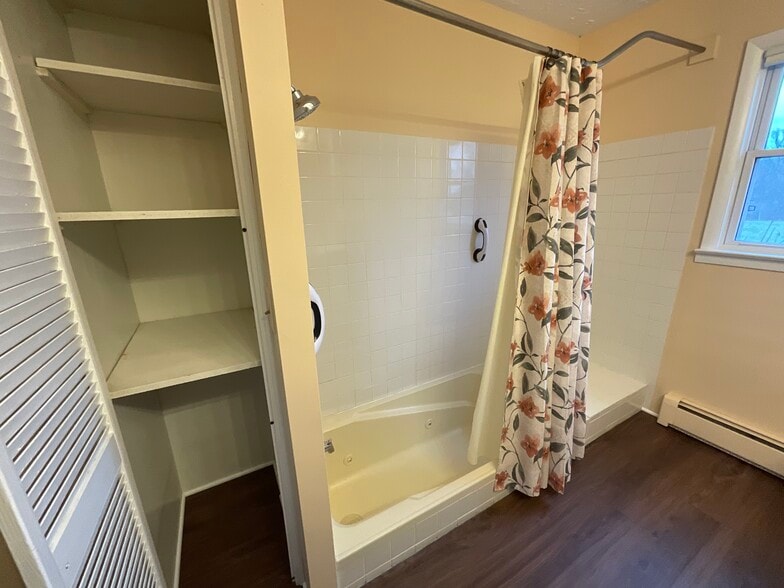 Sunken tub with jets - 3661 E Lake Rd