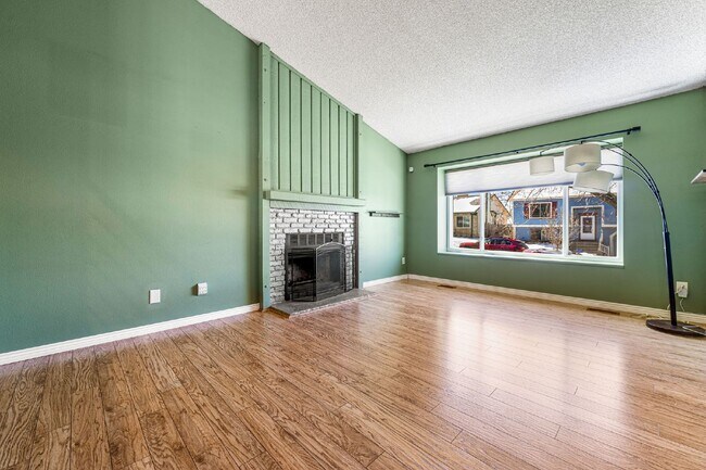 Building Photo - Beautiful 3 Bed, 2 Bath Home in Aurora with Backyard and Deck!