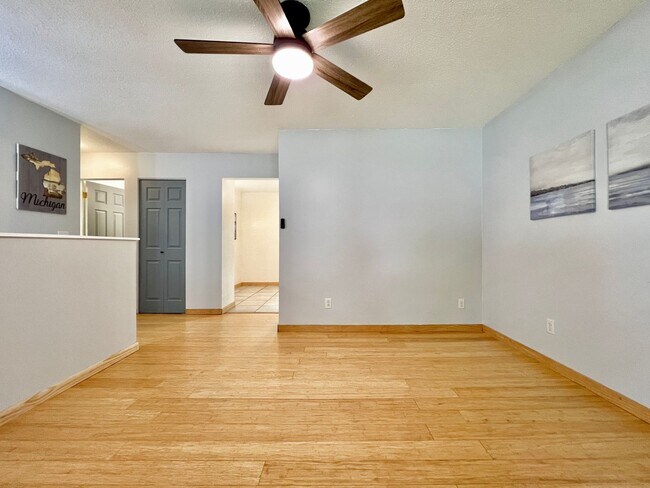 Building Photo - Updated and spacious! Ready for move in!