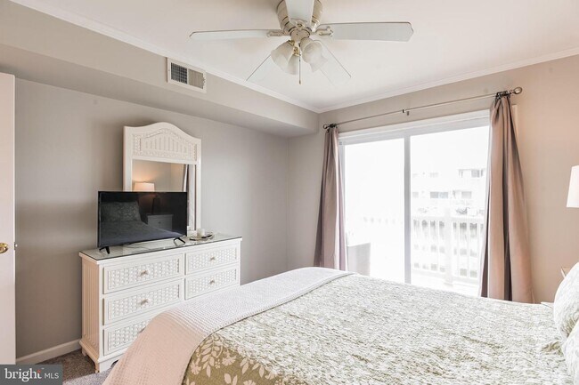 Building Photo - 121 Newport Bay Dr