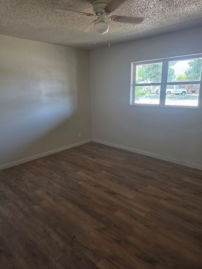 Building Photo - 1506 W Yucca Ave