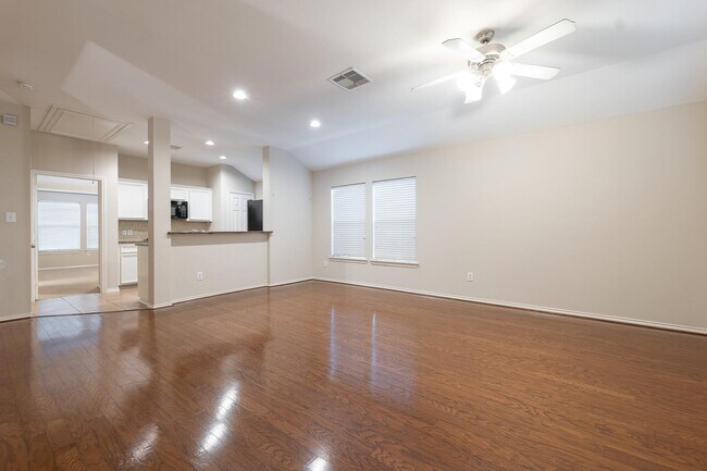 Building Photo - 918 Memorial Heights Dr