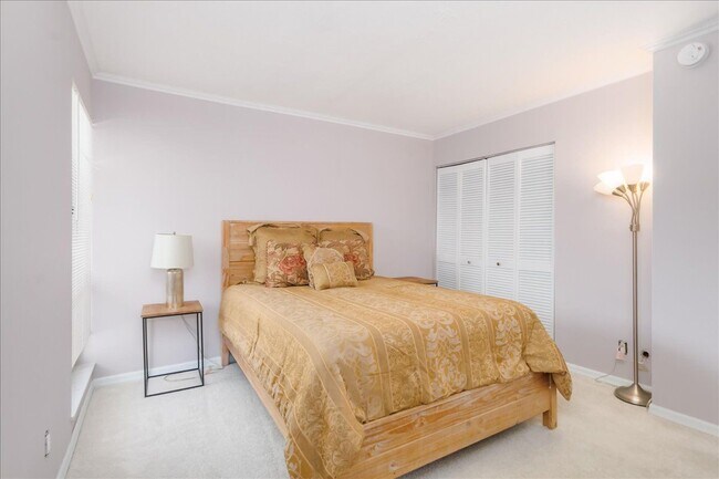 Building Photo - 6124 S River Run Dr