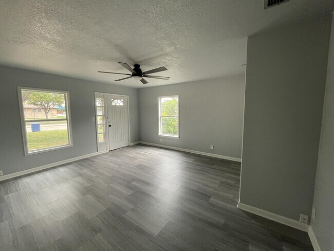 Building Photo - 258 Cresham Dr