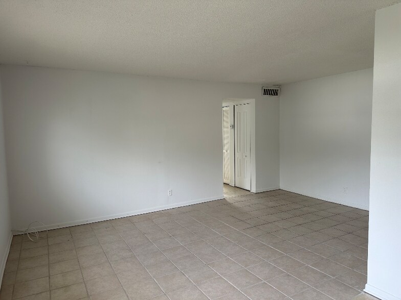 Building Photo - 5741 SW 36th Ct