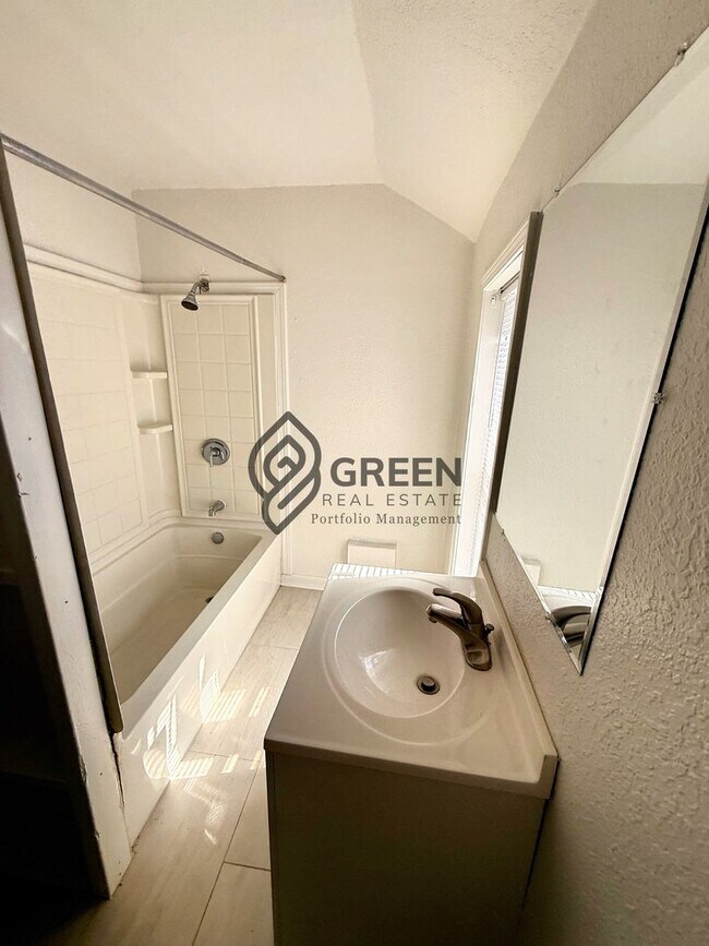 Building Photo - 3 Bedroom 2 Baths Home with Garage for rent in Kankakee