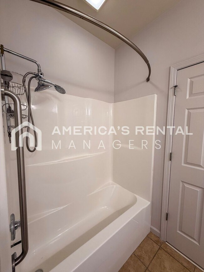 Building Photo - Modern One-Level Living with Pool and Club...