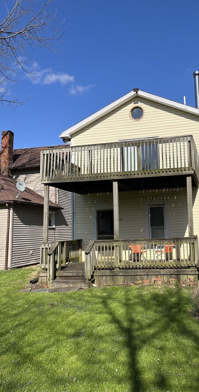 Building Photo - Elm St