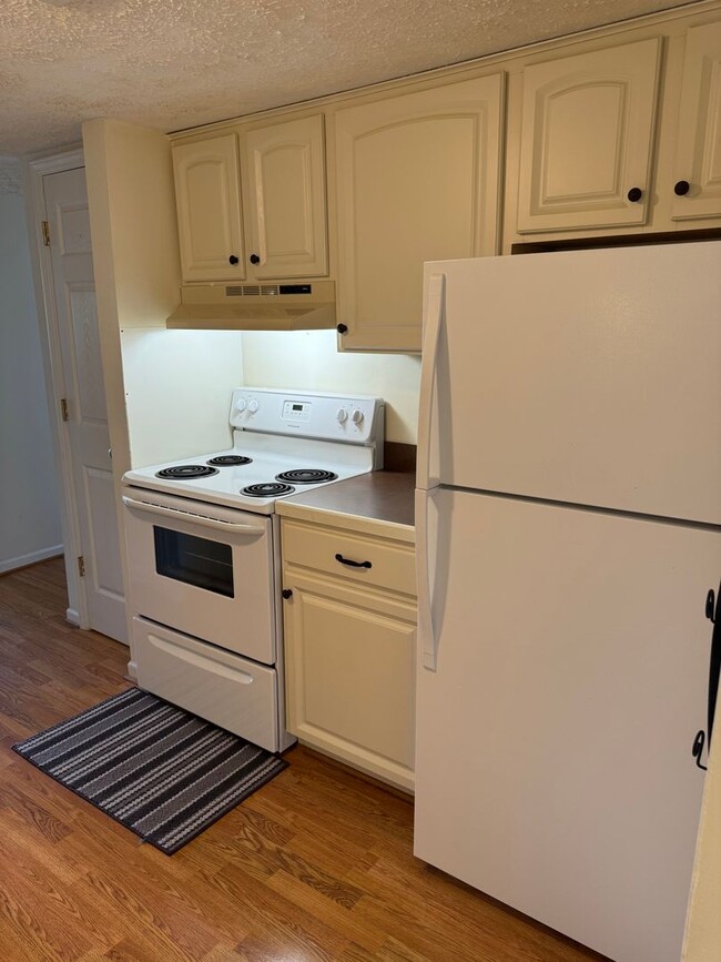 Building Photo - Affordable Lakeside Condo – 3 Bed, 1 Bath