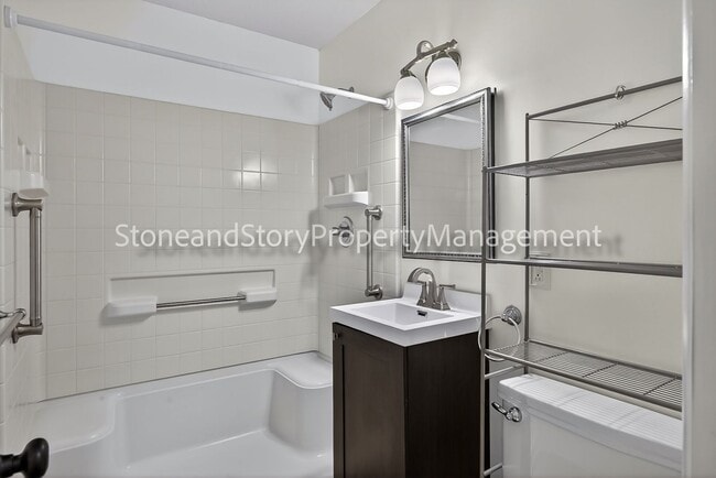 Building Photo - 4 bedroom 2 bath on quiet street in Briarwood