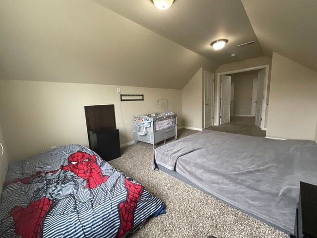 Building Photo - Spacious 4 bedroom Home