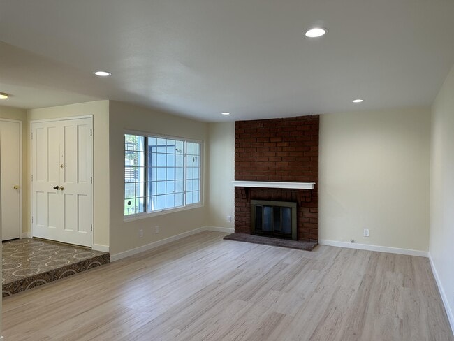Building Photo - 306 Dolores Cir