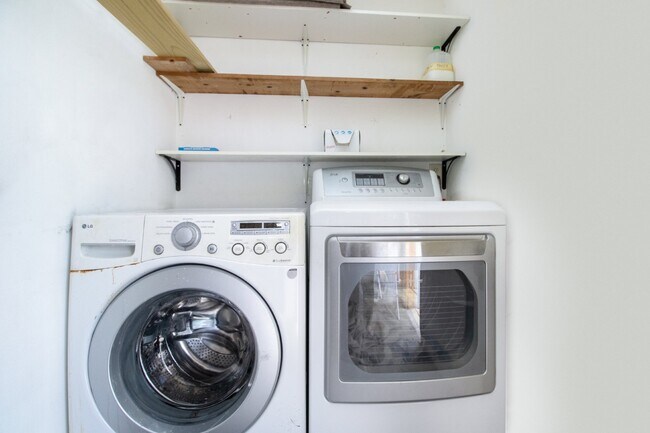 Building Photo - Fully Furnished - 2 bed 2 Bath villa - South Sarasota