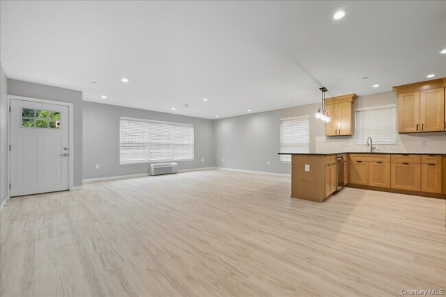 Building Photo - 71 N Main St