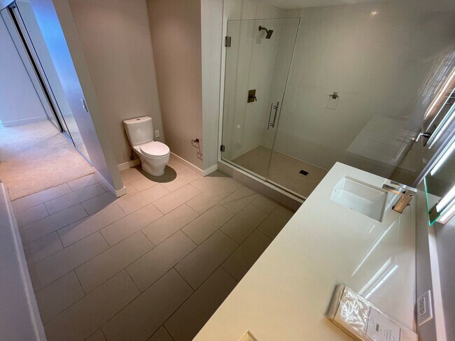 Building Photo - Symphony Honolulu! Luxurious 3 bedroom 2 bathroom in Kakaako with 2 assigned parking stall