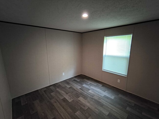 Building Photo - 112 Southlake Dr.