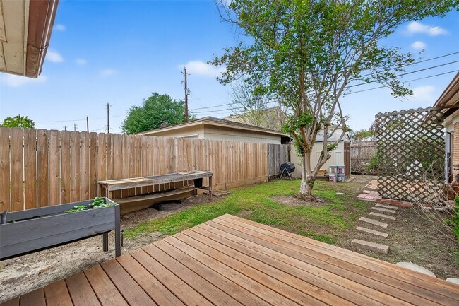 Building Photo - 3428 Bradford St