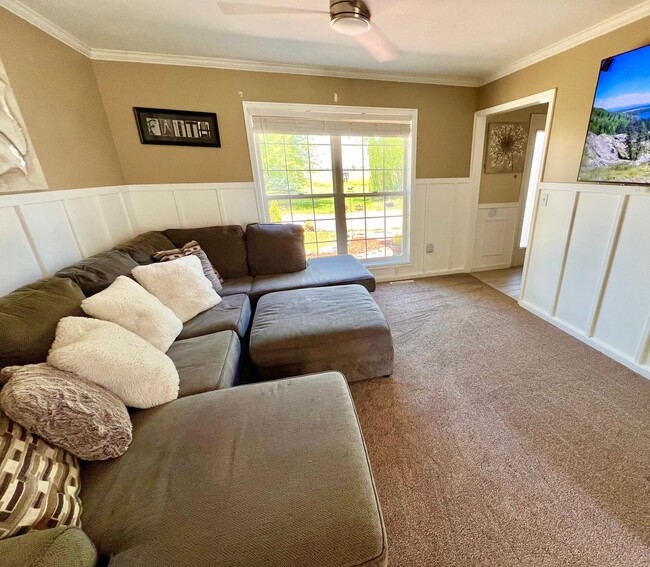Building Photo - 4 Bed 2.5 Bath Plus Shop