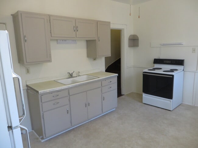 Building Photo - Large Three Bedroom, 1.5 Bathroom Home hal...