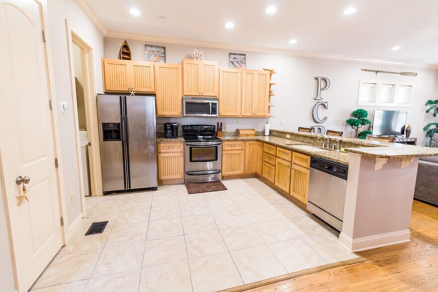Building Photo - 6226 Thomas Dr
