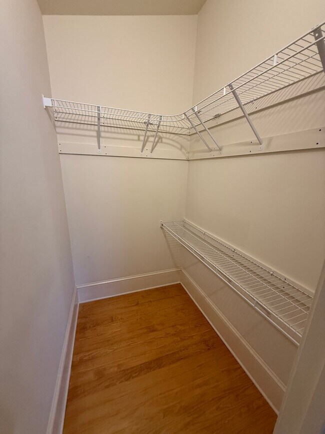 Building Photo - Beautiful 3 Bedroom Apartment