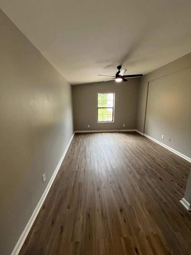 Building Photo - 3 Bed 3 Bath Condo Located in Golf Club Gated Community