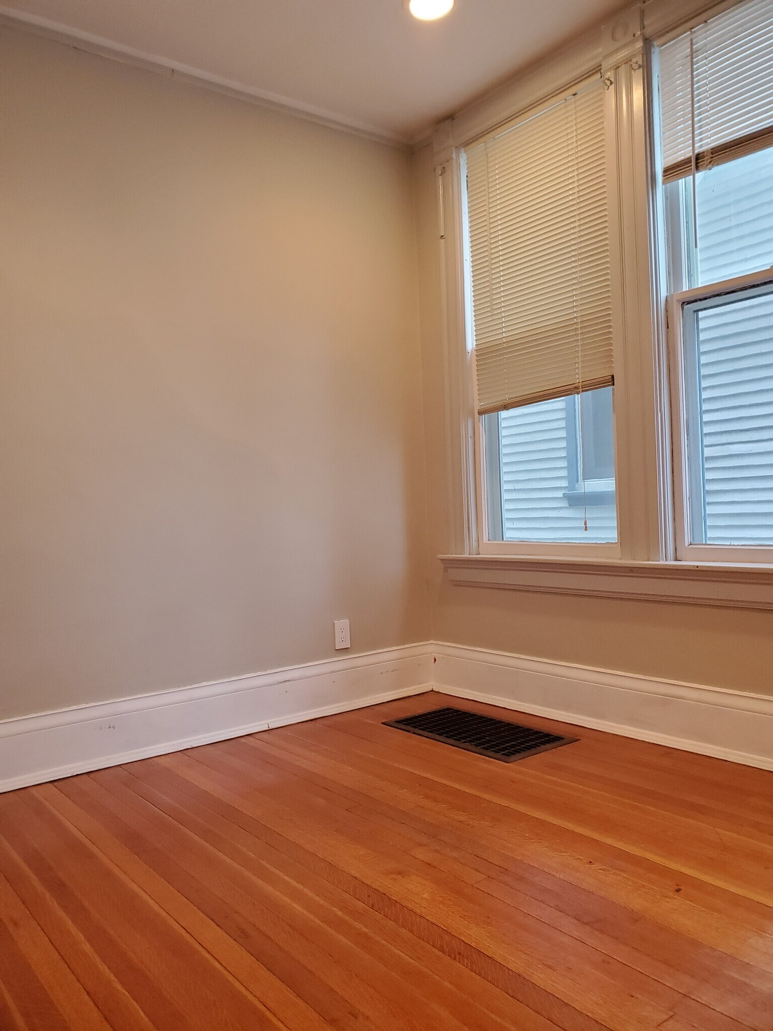 Building Photo - 1560 E Irving Plz