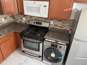 Building Photo - Cozy renovated 2 bedroom apartment