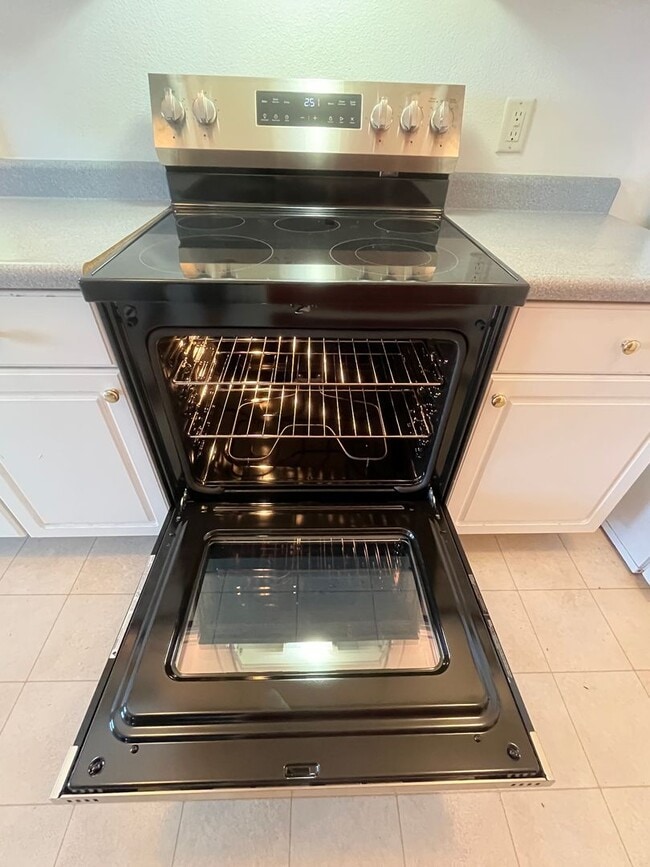 Building Photo - Spacious upper 3-bedroom unit with 2 full ...