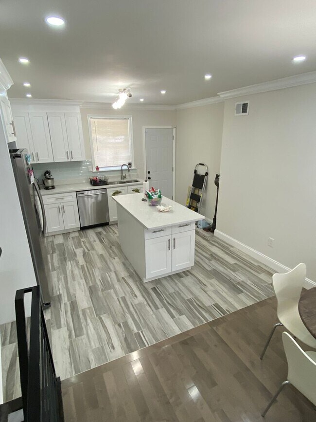 Building Photo - Beautiful 2-Bedroom Townhouse in Point Bre...