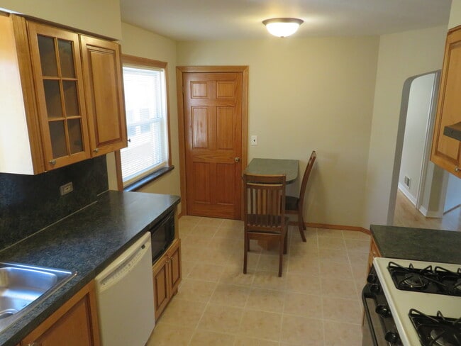 Building Photo - 6948 W Wellington Ave