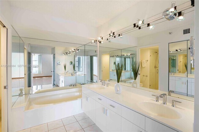 Building Photo - 3530 Mystic Pointe Dr