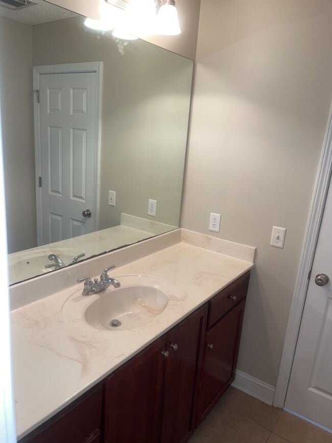 Building Photo - 186 Bristol Way