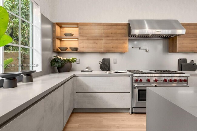 Building Photo - 2887 Pine Tree Dr