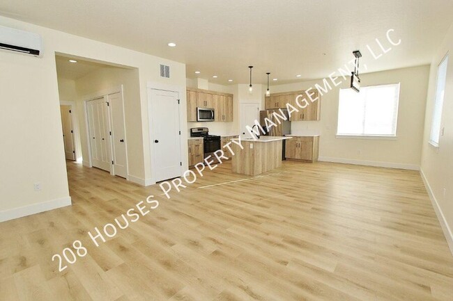 Building Photo - Immaculate Apartment *75% Off First Months...