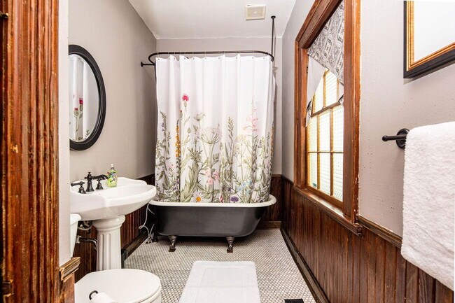 Building Photo - 664 Arlington Pl