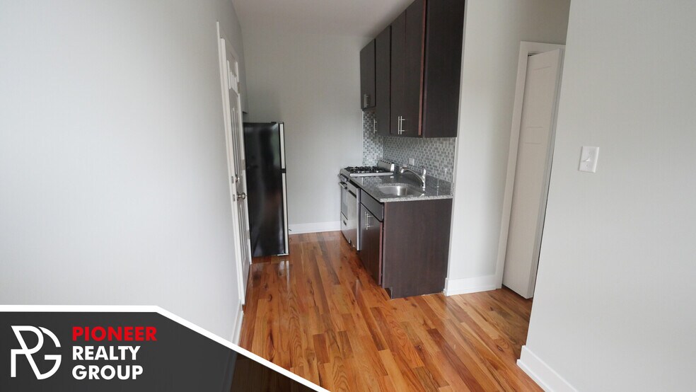 Building Photo - 907 W George St