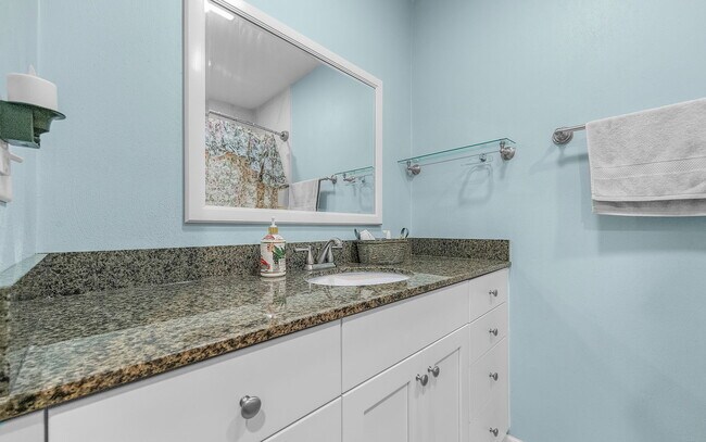 Building Photo - 2408 Sunset Dr