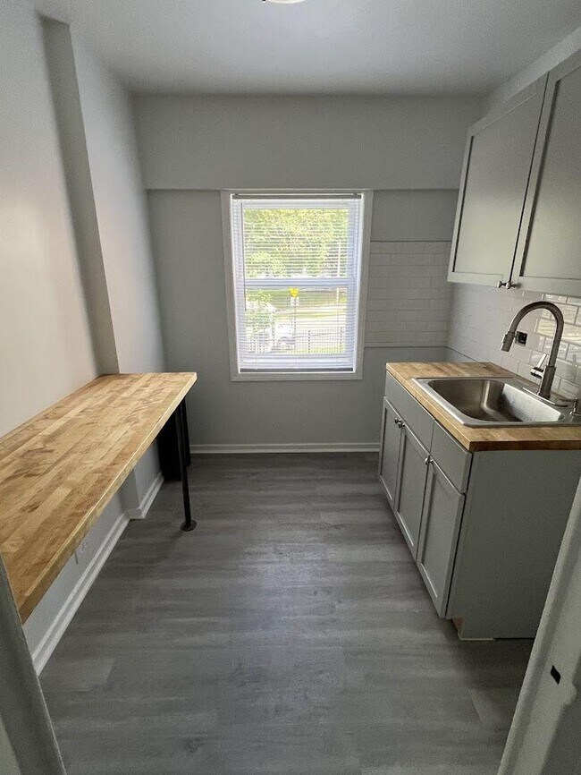 Building Photo - 1 bedroom in Chicago IL 60626