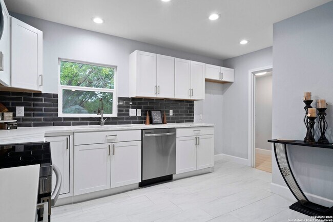 Building Photo - 333 Haggin St
