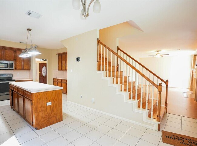 Building Photo - 16322 Red Oak Dr