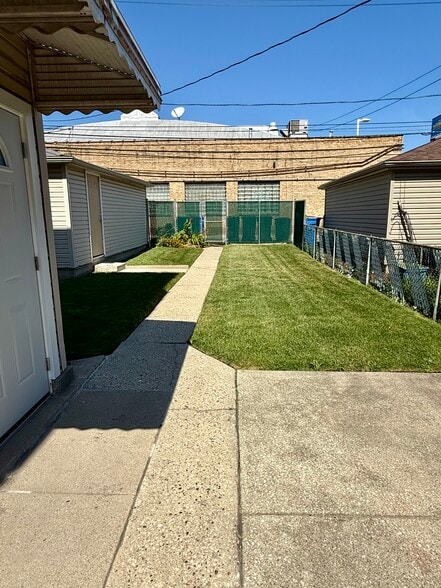 Large oversized yard - 5336 W Dakin St
