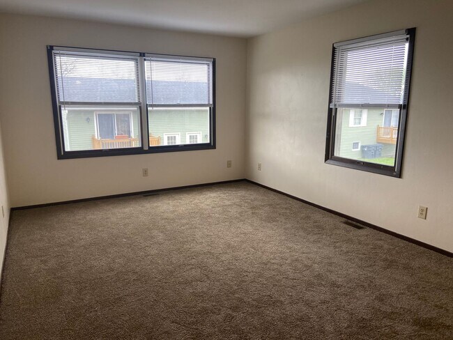 Building Photo - 4130-4136 Canterbury Dr