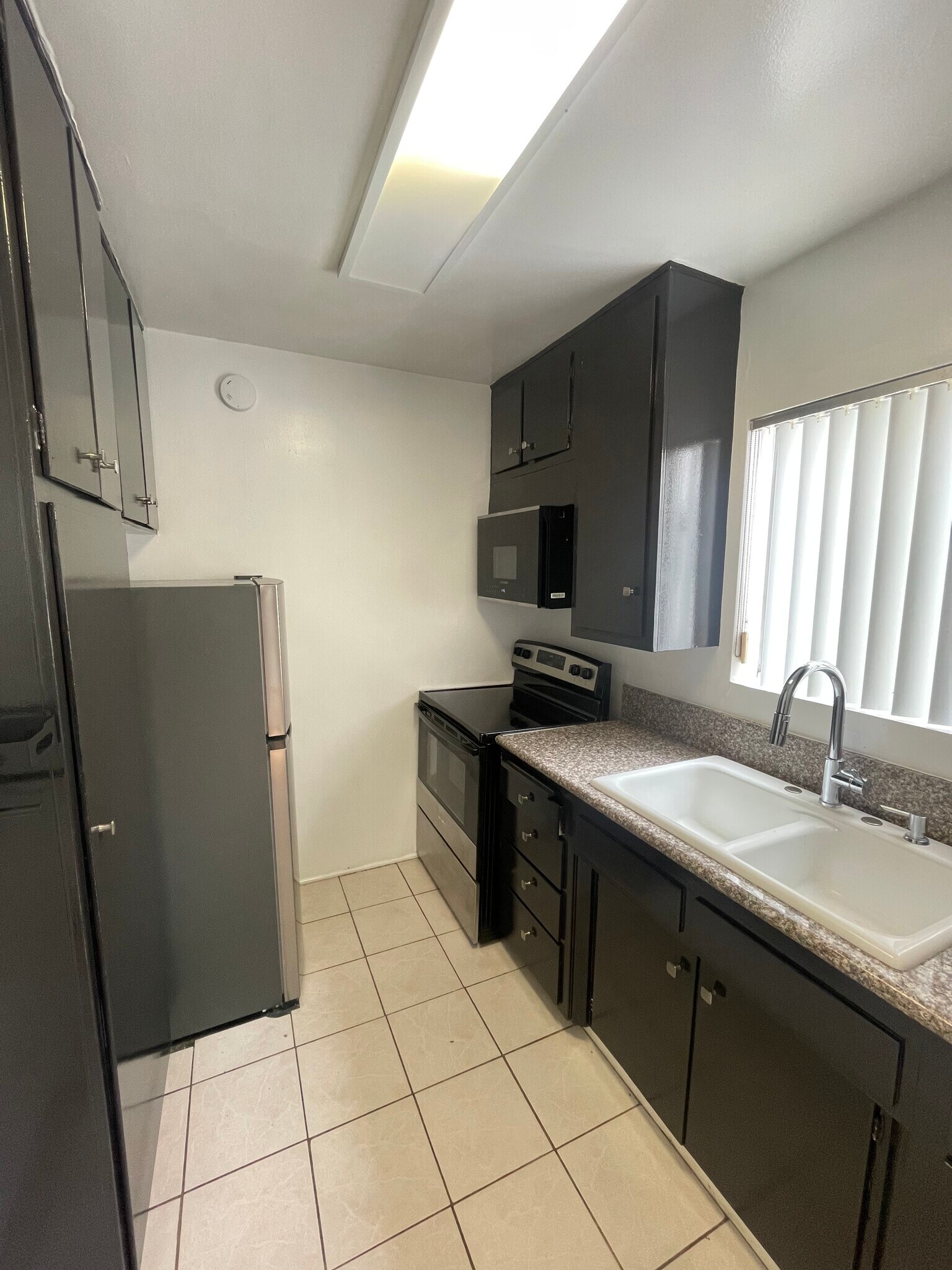 Updated kitchen with new appliances - 960 Larrabee St